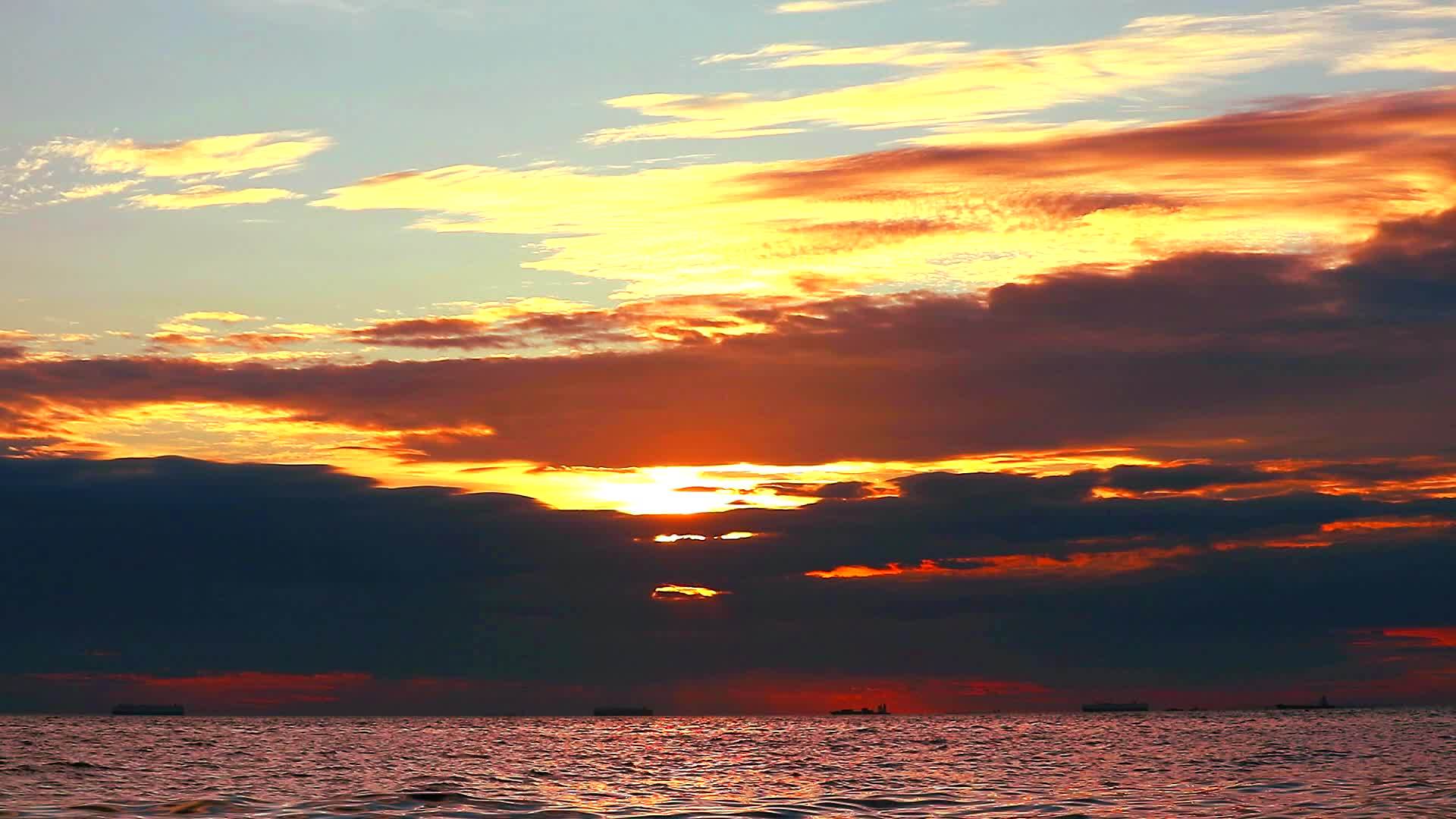海红云的日落和水阳光的反射视频的预览图