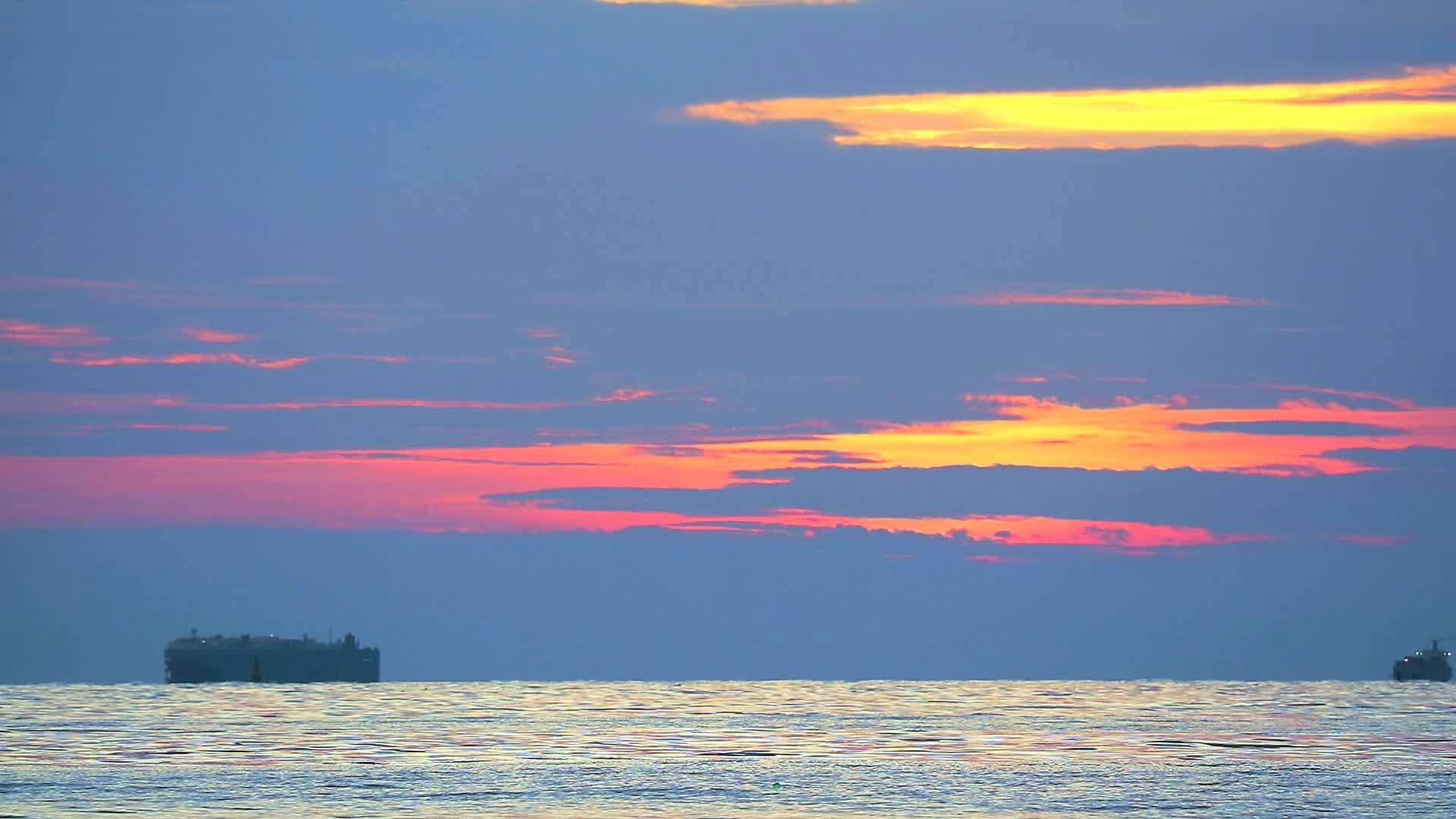 海上日落和货船在港口附近停泊时间为1视频的预览图