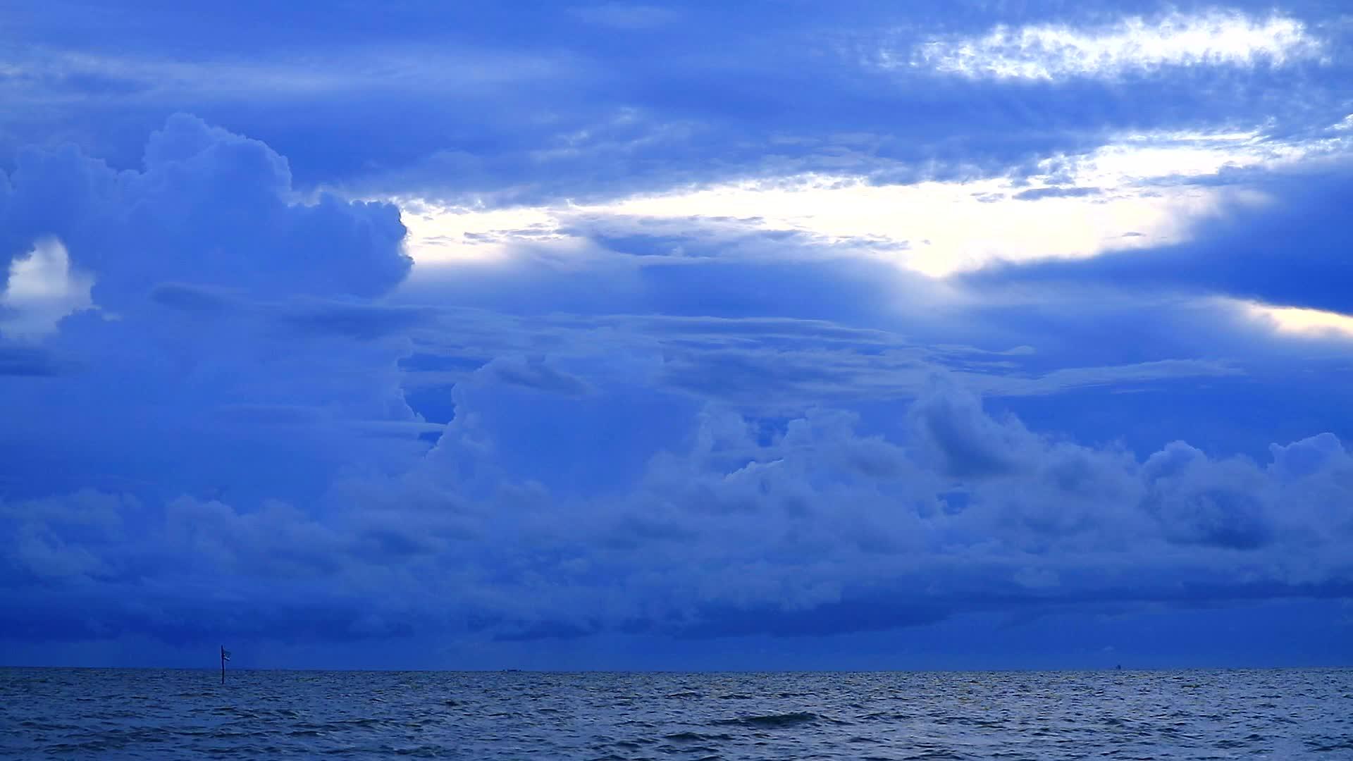 黑暗风暴云和货船停在地平线上视频的预览图