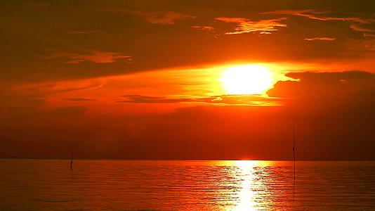 海洋水面和天空中的红色日落反射视频的预览图