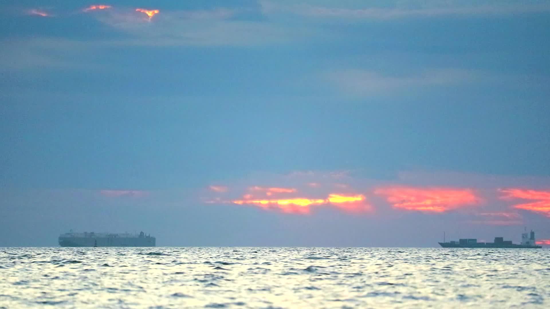 海面日落和查戈船的重点是在地平线上停车视频的预览图