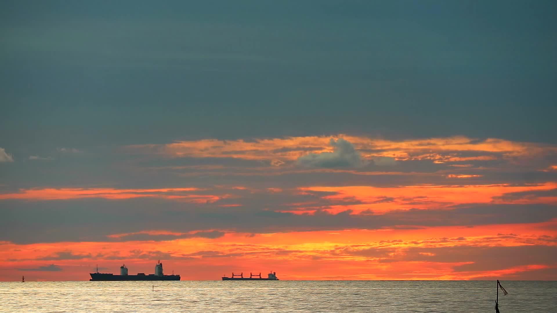 海上日落和地平线上货轮运输视频的预览图