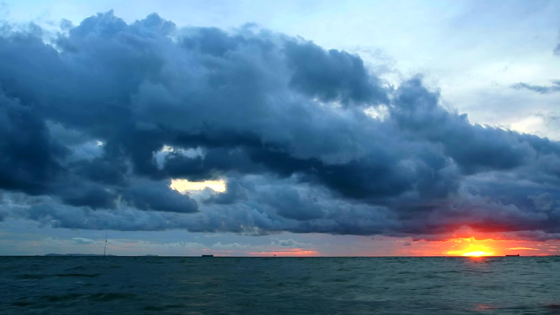 日落黑暗的天空暴雨的云在海浪中飘荡视频的预览图
