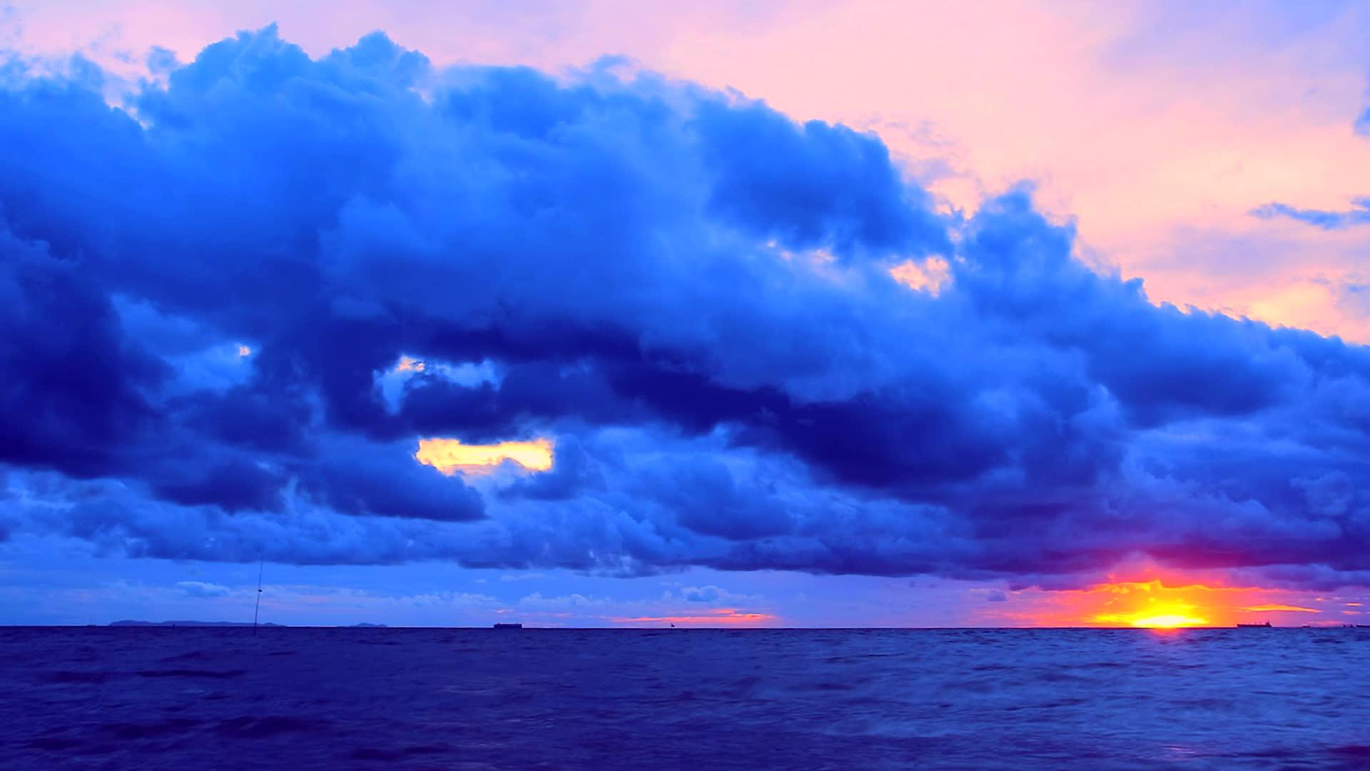 黑暗的蓝天在海中飘动视频的预览图