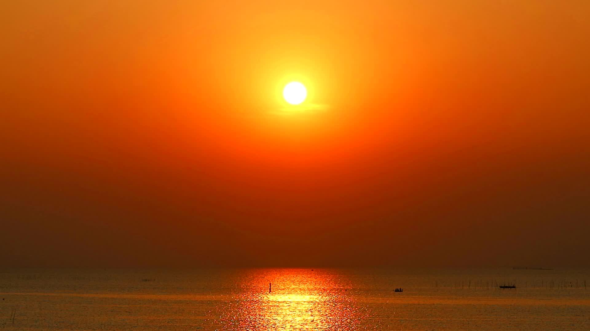 在海面和微小的波浪中日落和阳光反射视频的预览图