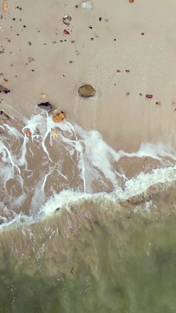 航拍海边海水拍打沙滩视频的预览图