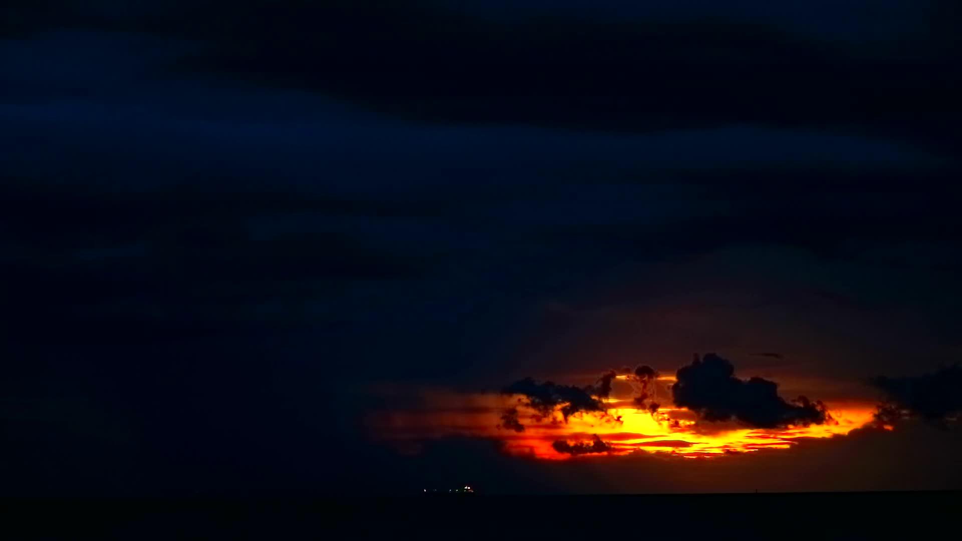 夜空中的乌云和海上的轻货船在黑暗的风暴中落日视频的预览图