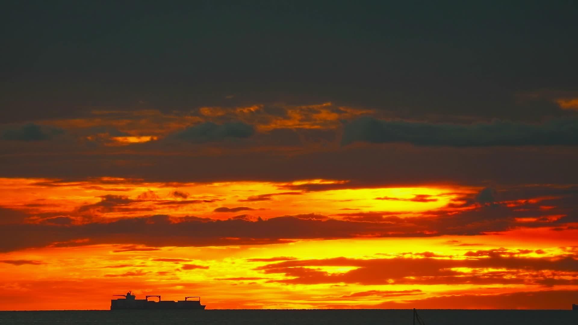 船只在海平面上缓慢移动日落、红色、黄色和橙色视频的预览图