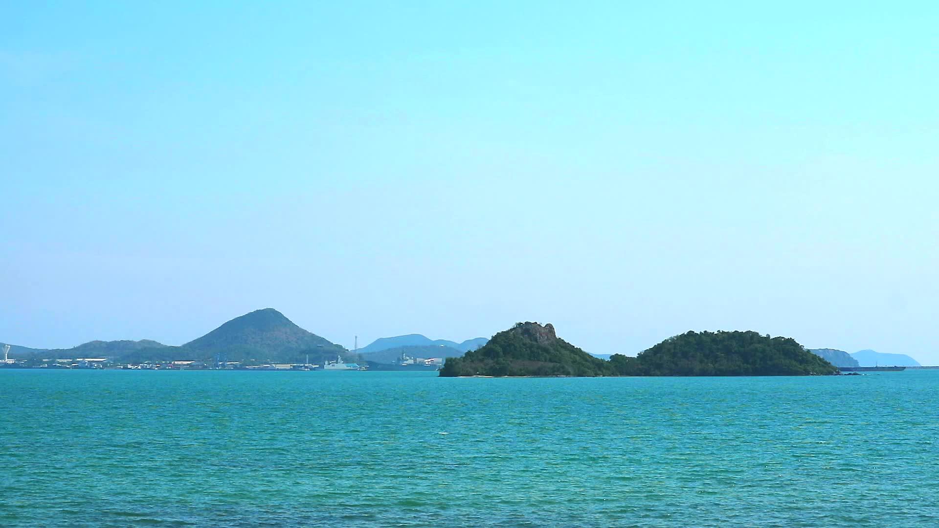 地平线岛屿和蓝天的背景视频的预览图