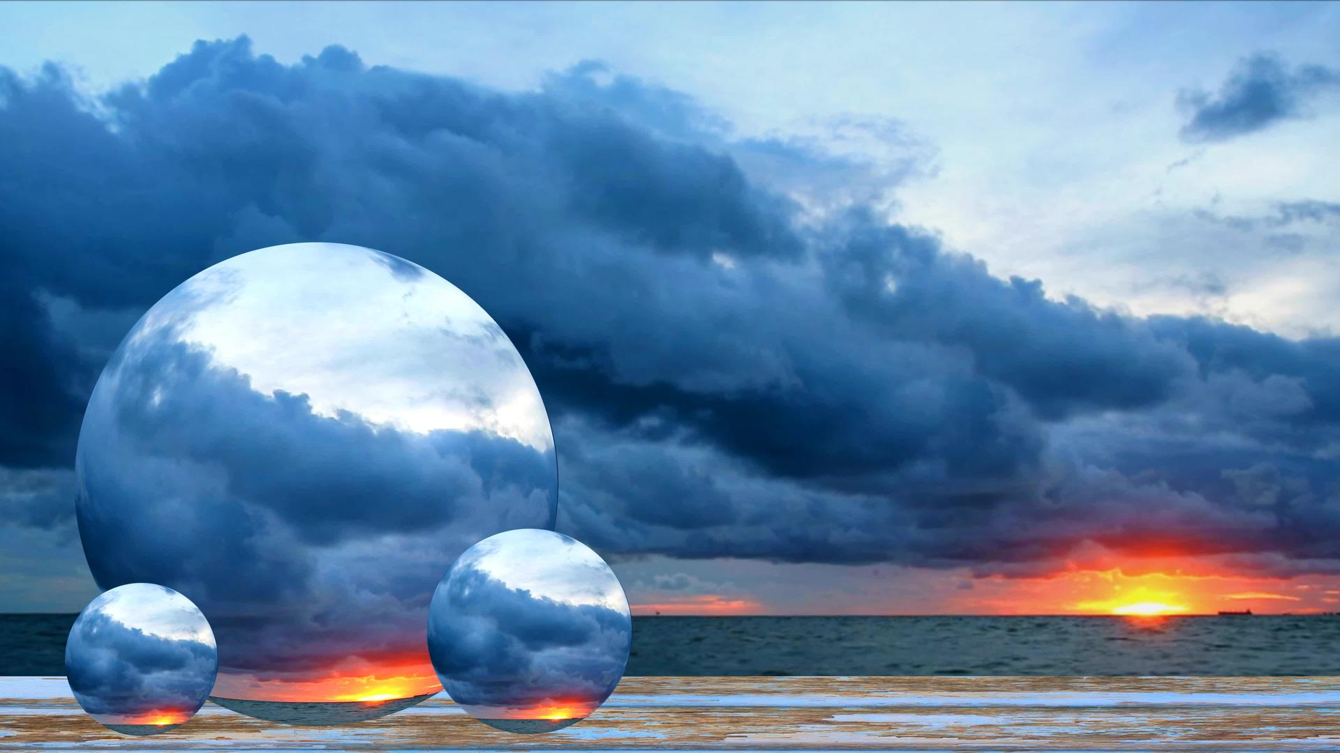 反射古老的日落黑暗的木头和乌云在海里漂浮在水晶球玻璃中视频的预览图