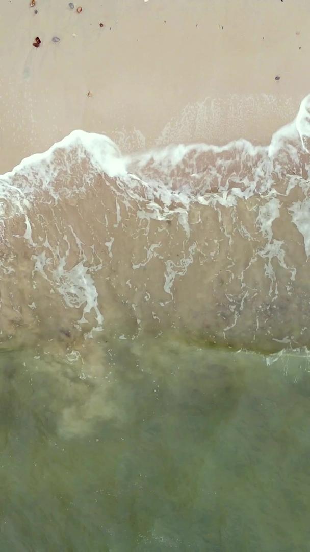 航拍海边海水拍打沙滩视频的预览图