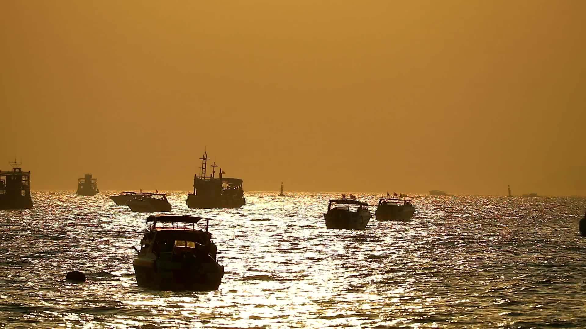 海上停泊快艇和反射阳光视频的预览图