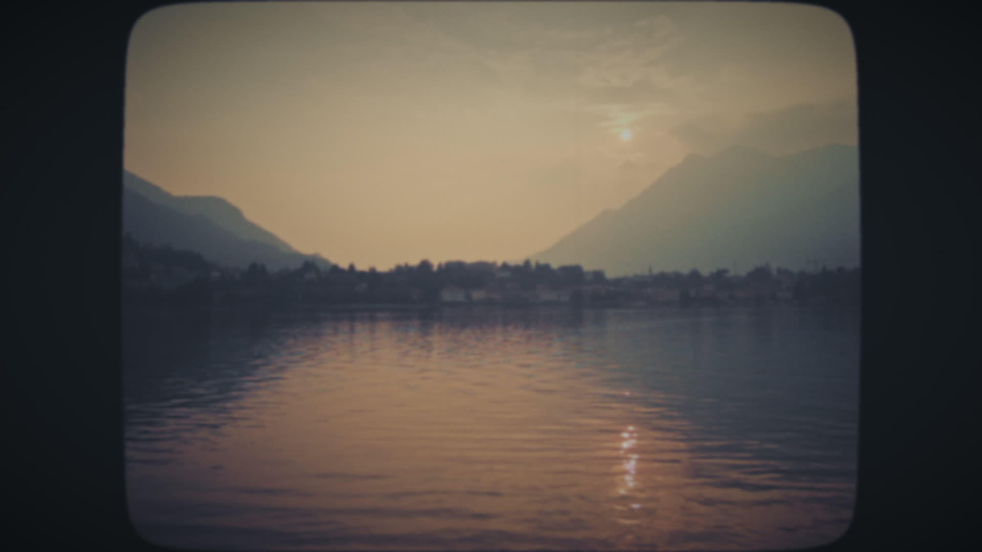 沿海城镇日落的景色视频的预览图
