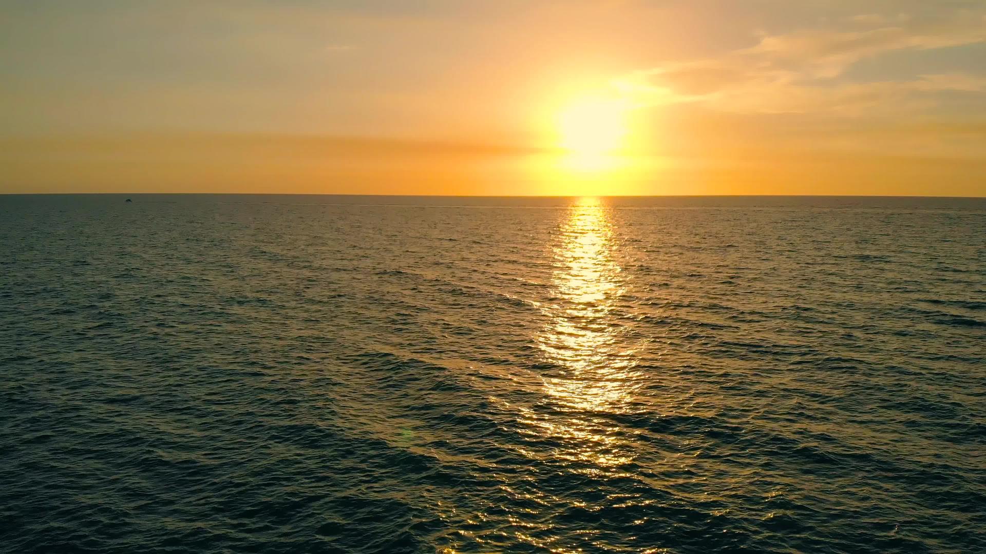 在美丽的日落中四公里的高空飞越大海视频的预览图