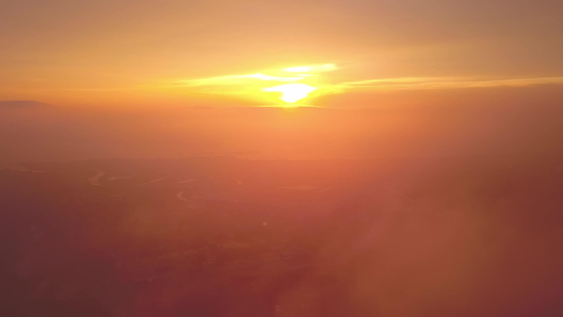 在雾蒙蒙的夜晚飞向云端视频的预览图