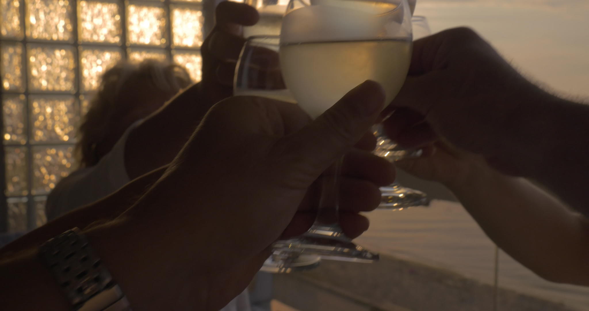 在城里庆祝家庭PereaGreesce举起白酒视频的预览图