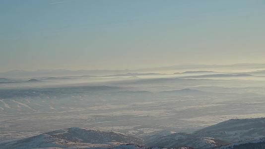 冬天 山景壮丽 高海拔 雪景优美 清晨景色美丽视频的预览图