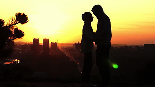 日出户外的浪漫情侣视频的预览图