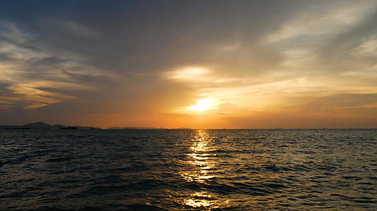 4k热带海滩上美丽的日落视频的预览图