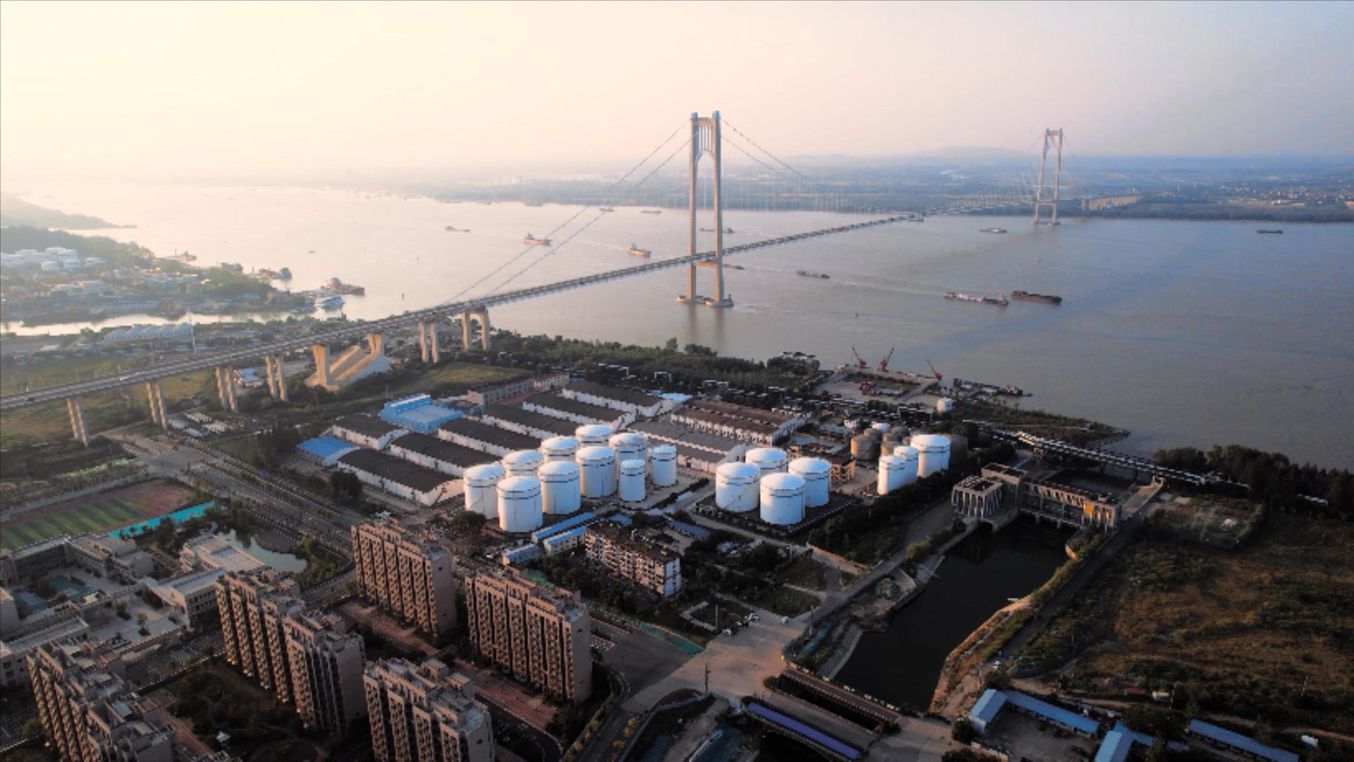 4K航拍江边化工厂油罐区南京四桥视频的预览图
