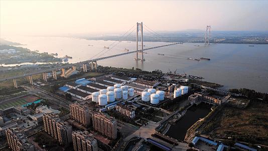 4K航拍江边化工厂油罐区南京四桥视频的预览图