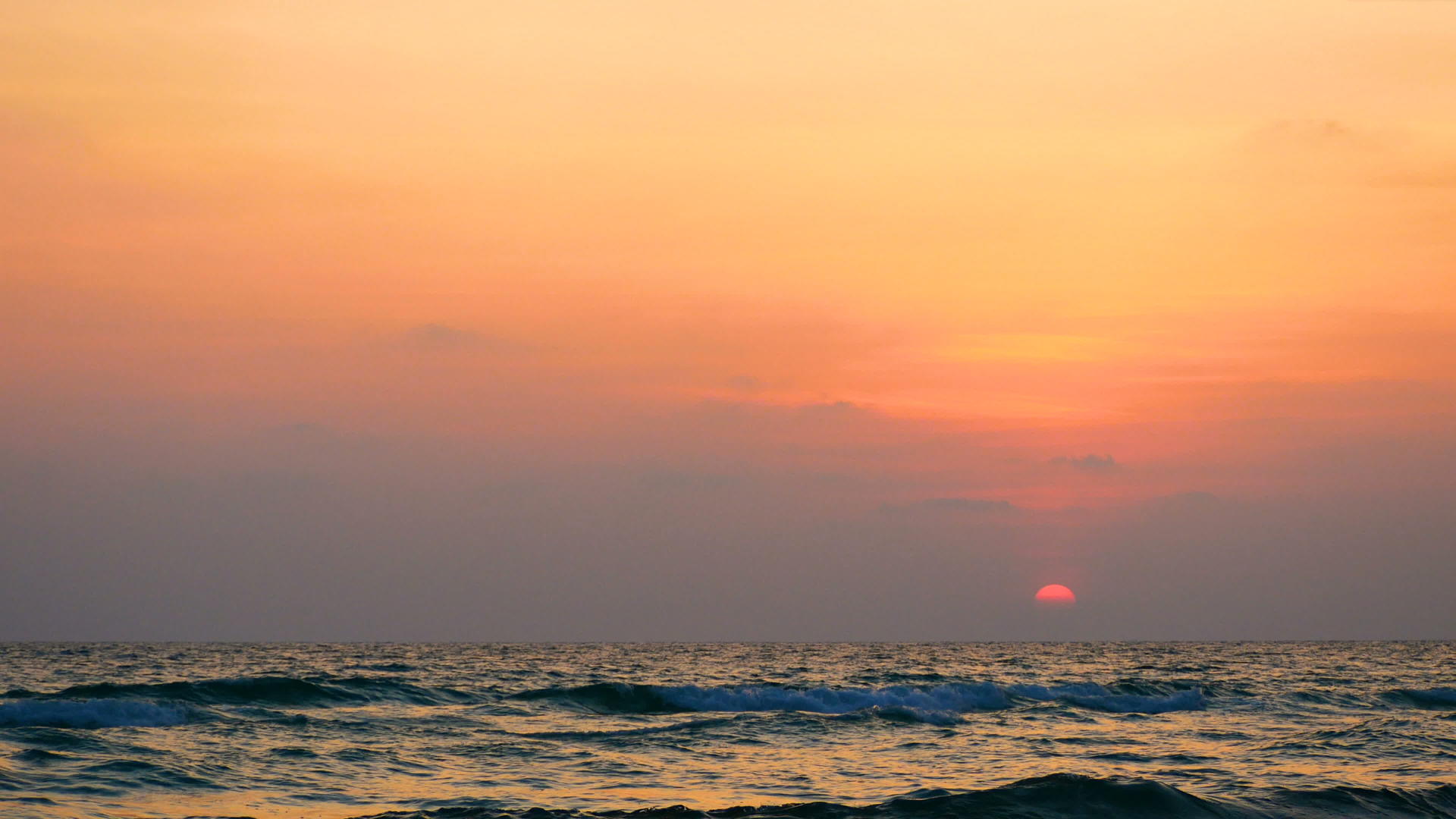 4k热带海滩上美丽的日落视频的预览图