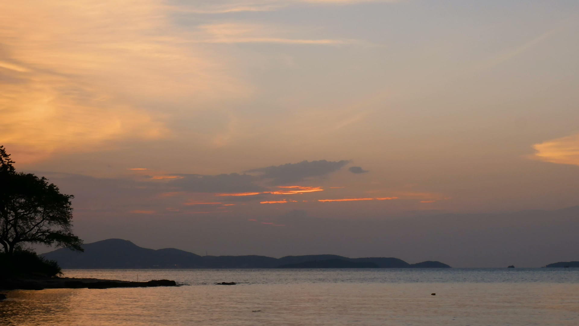 热带海滩上美丽的日落太阳正在落入海洋视频的预览图