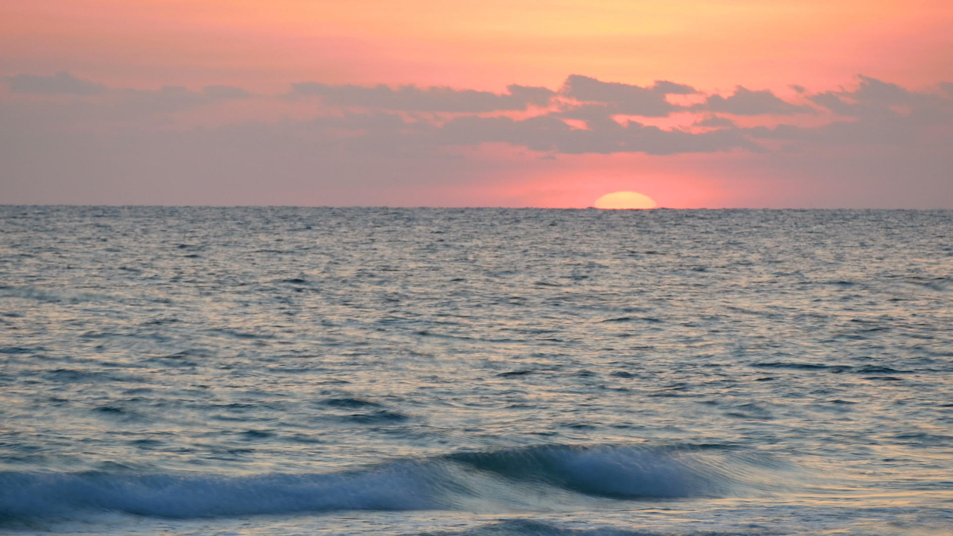4k美丽的日落在海面上视频的预览图
