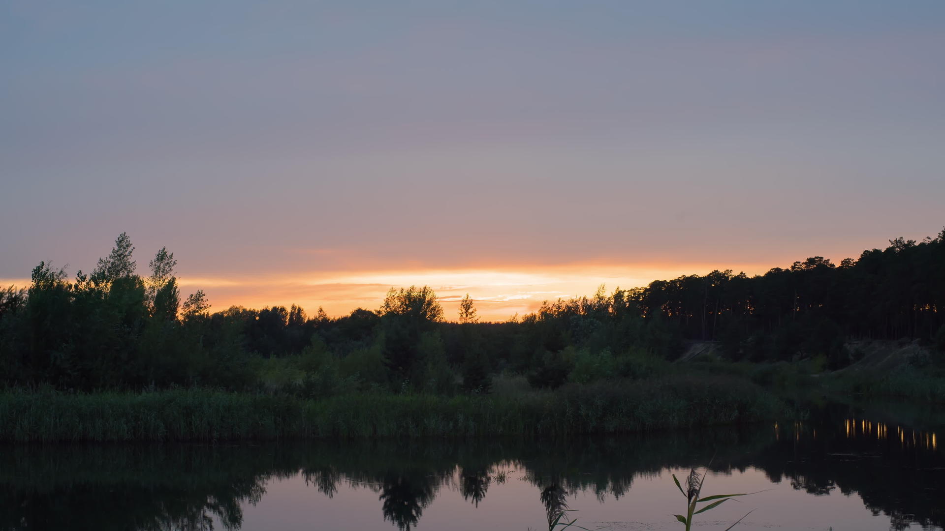 河边的日落视频的预览图