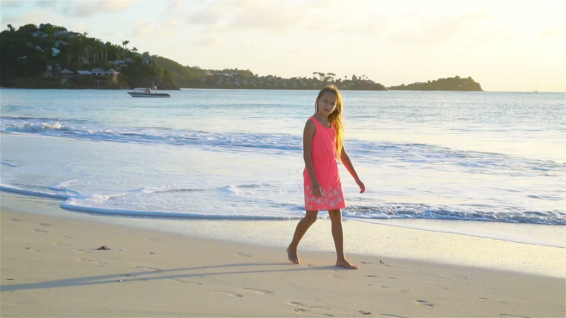 暑假期间可爱的小女孩在海滩上慢慢地移动视频的预览图