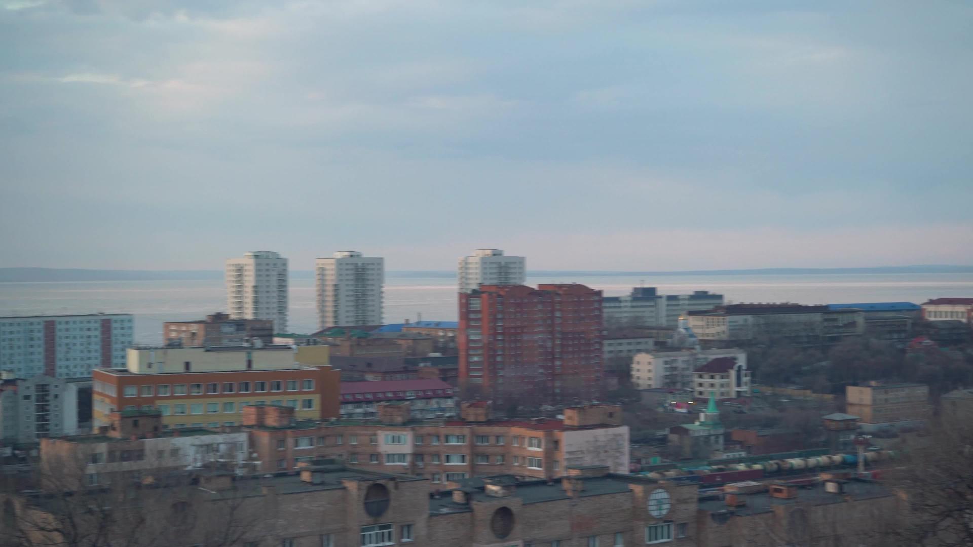 观察日落的城市地貌全景视频的预览图