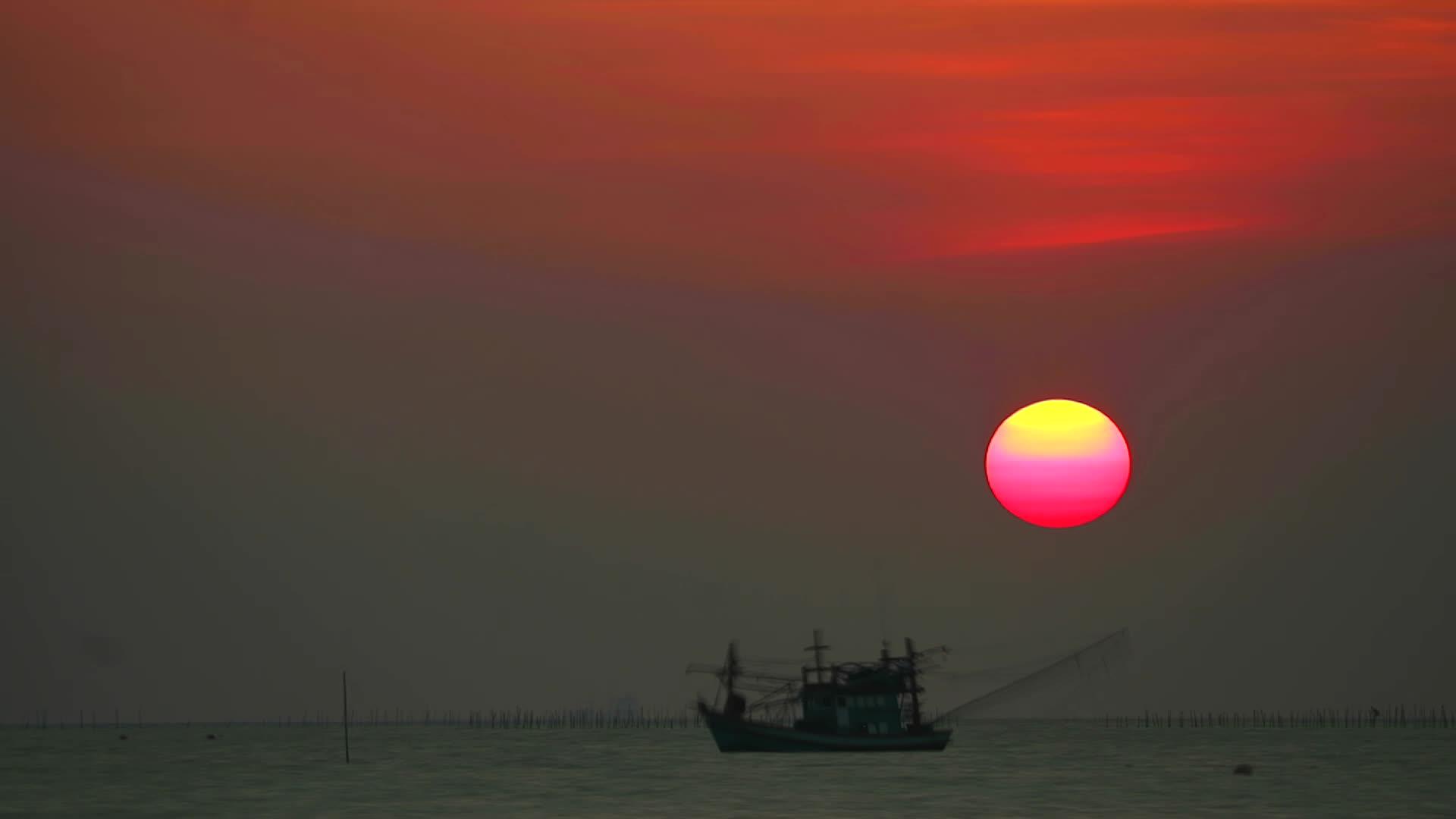 红色的日出在海上和轮光渔船上视频的预览图