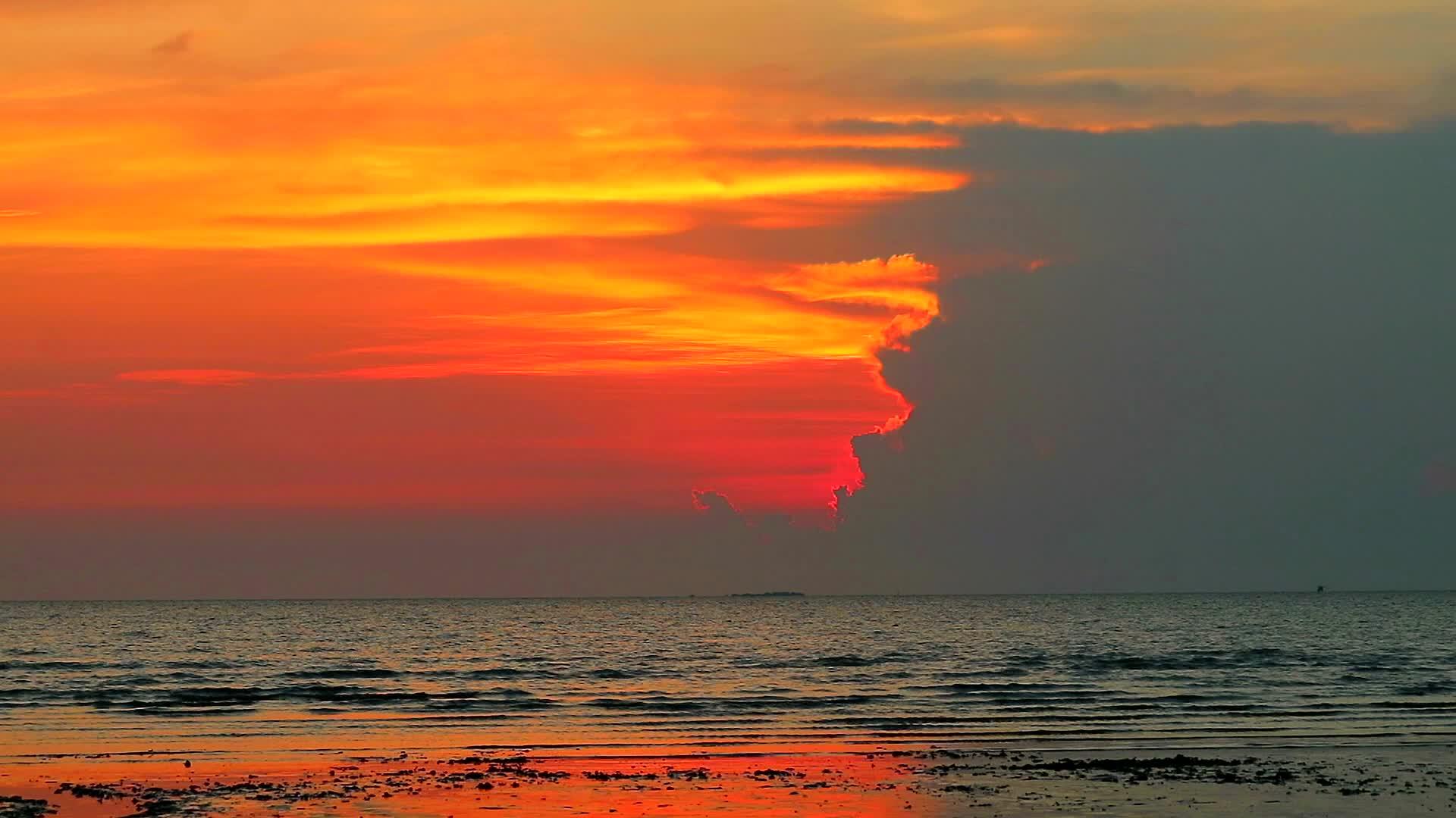 阳光背后是月光海滩上有微小的波浪云视频的预览图
