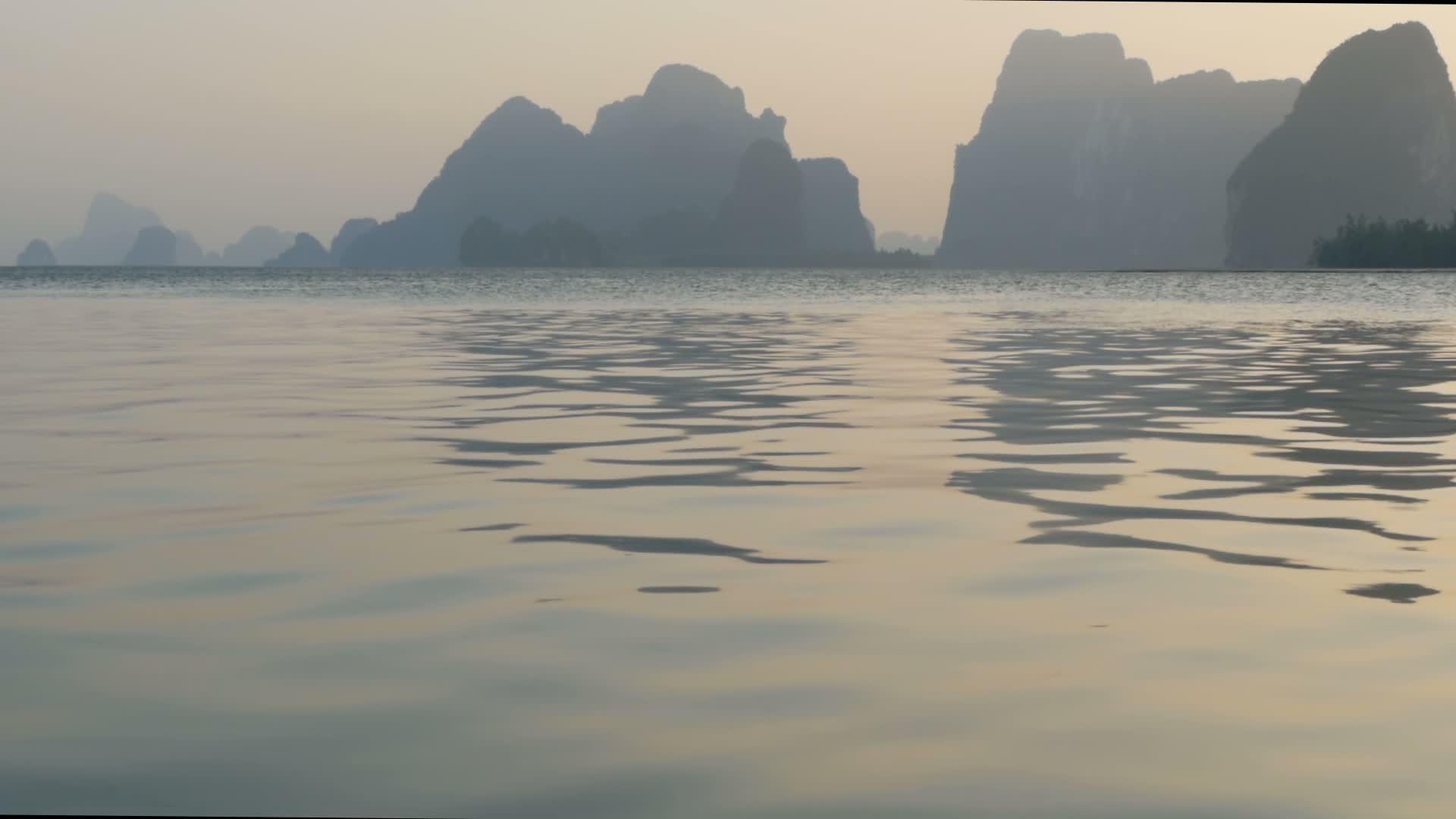 柔和的水面和山的反射视频的预览图