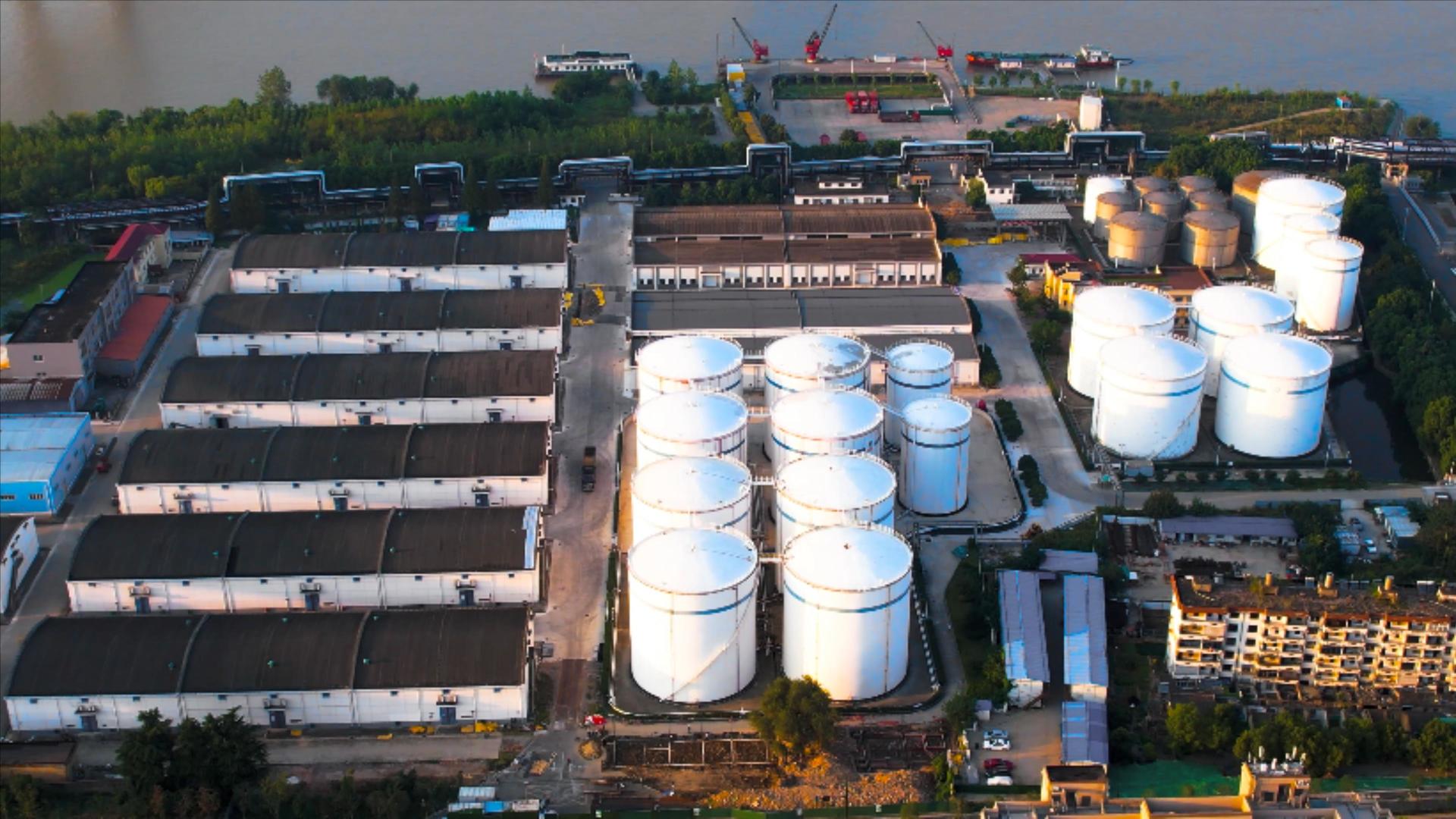 4K航拍石油化工厂油罐区视频的预览图