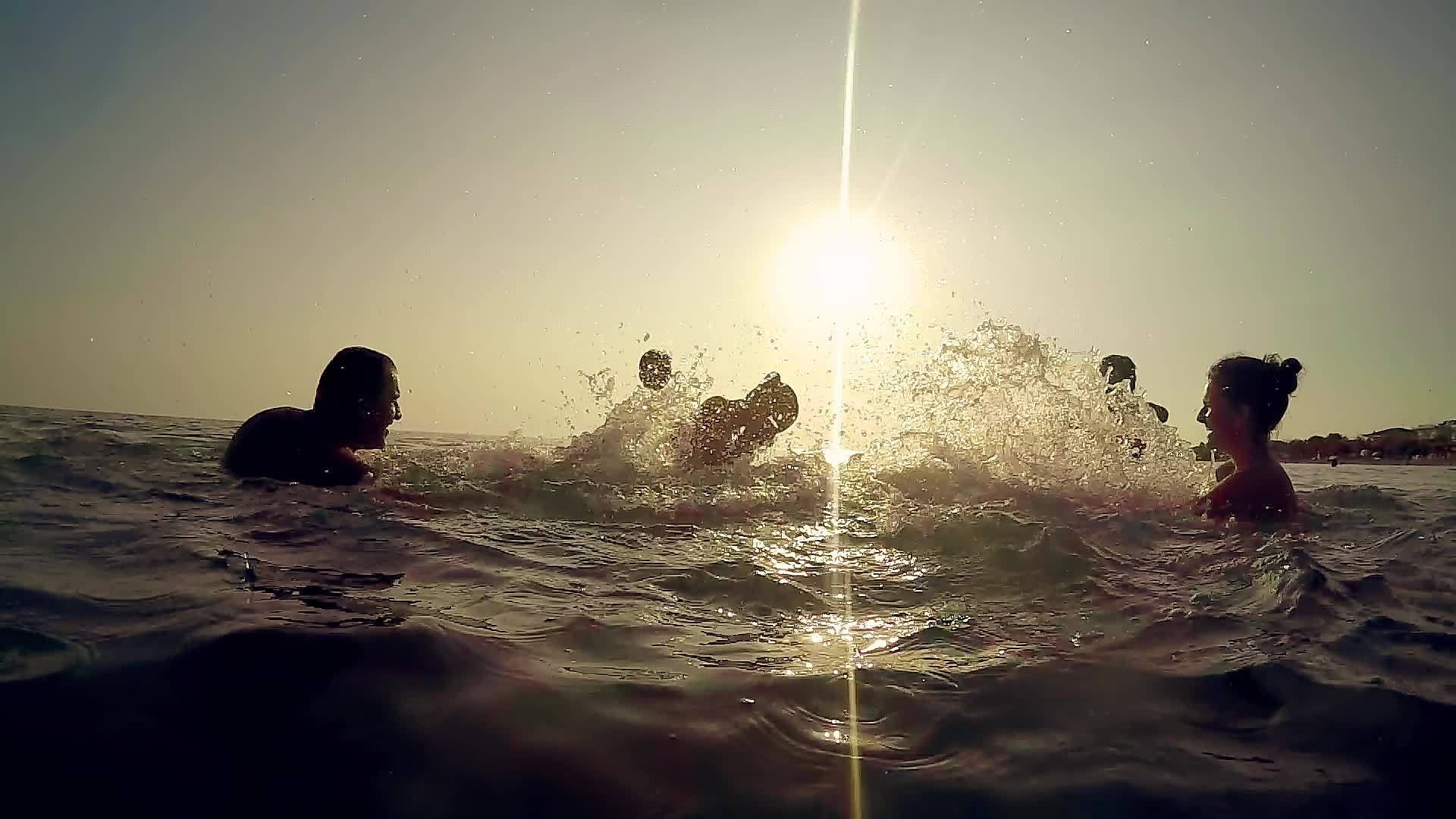 快乐的家庭在热带岛屿度假这些岛屿在海洋和日落时泼水视频的预览图
