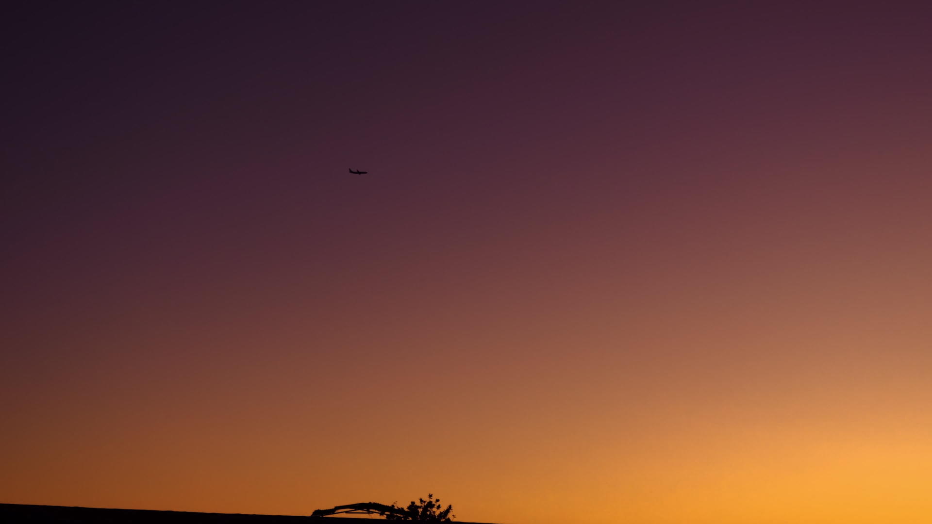 日落时飞越沙漠的飞机视频的预览图