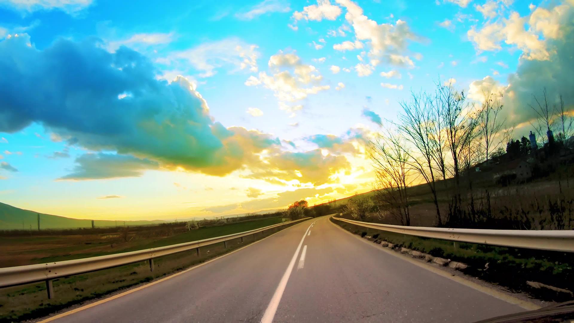 日落时驾驶沥青路第一视角视频的预览图