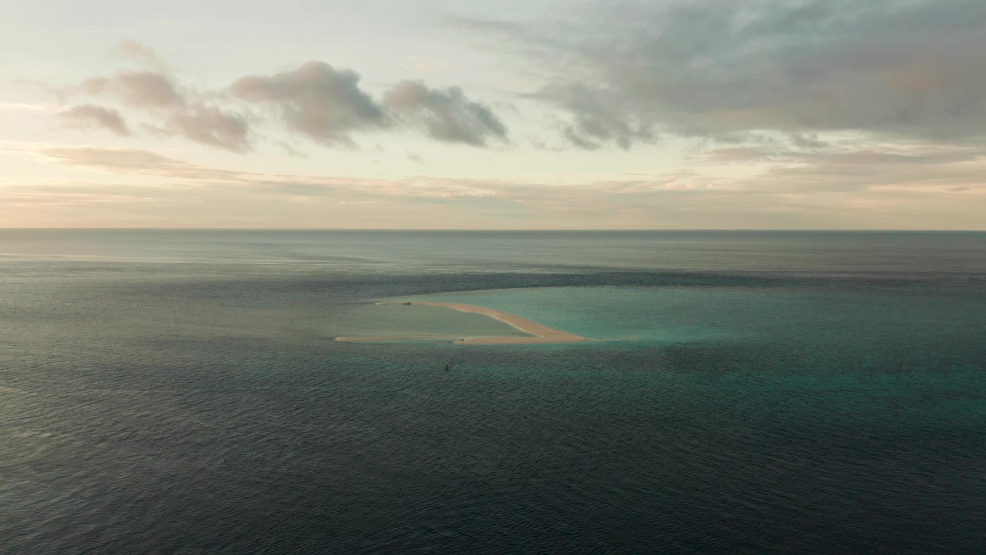 热带岛屿日落时camiguinphilippines视频的预览图