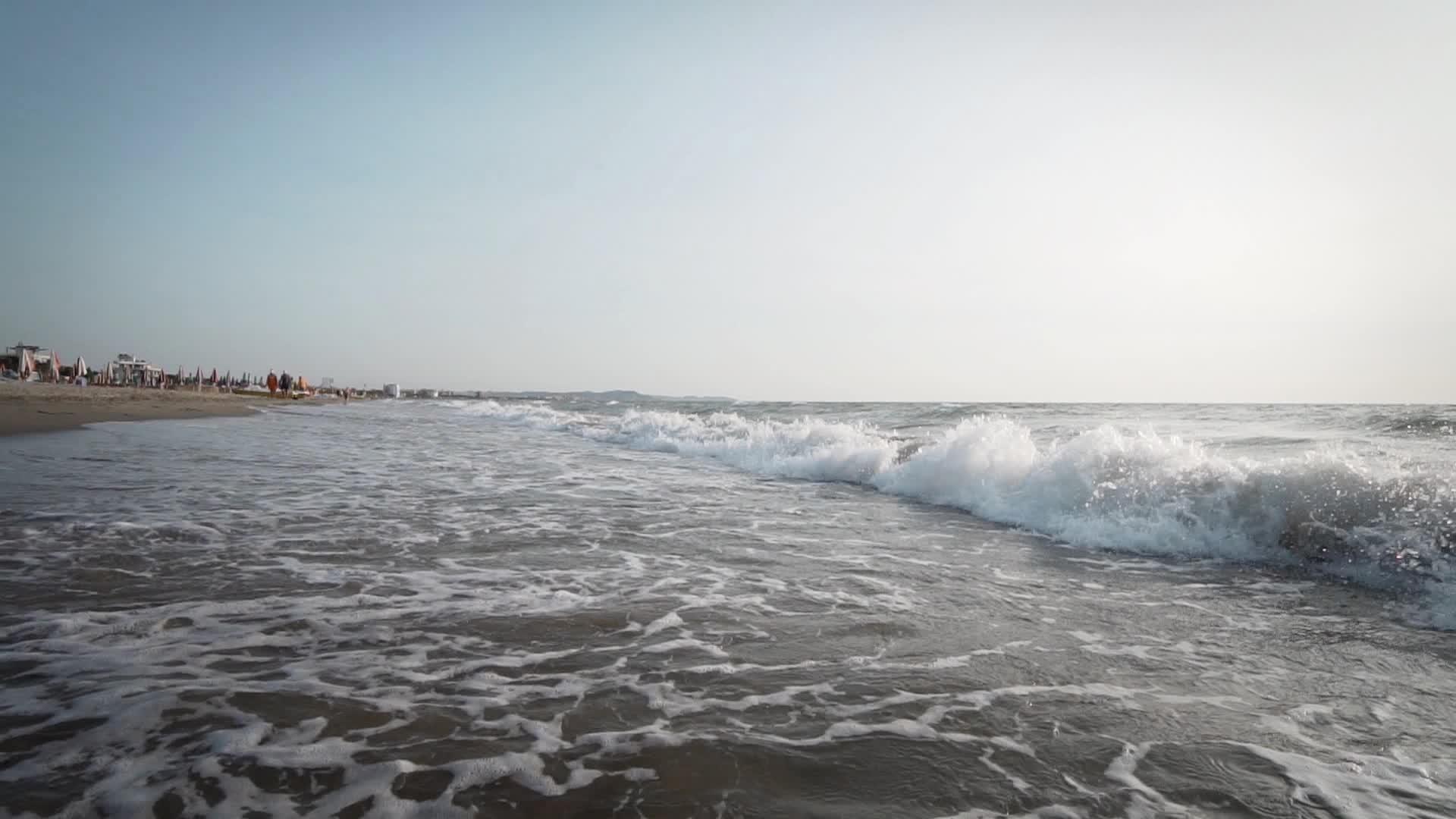潮湿的沙滩沙沙电影自然背景慢动作视频的预览图