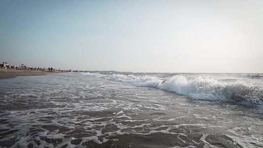 潮湿的沙滩沙沙电影自然背景慢动作视频的预览图