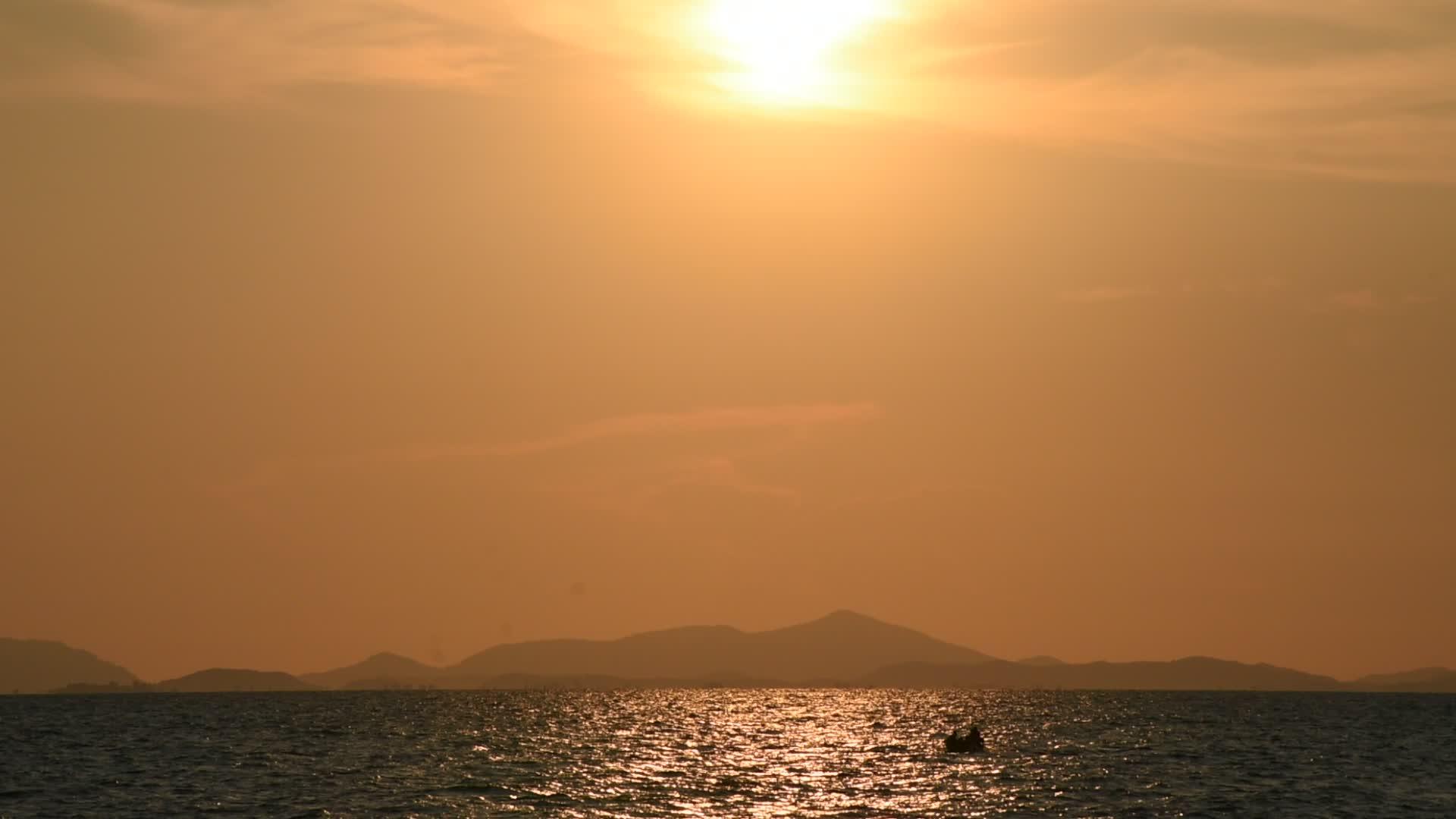 海滩和海边的日落视频的预览图