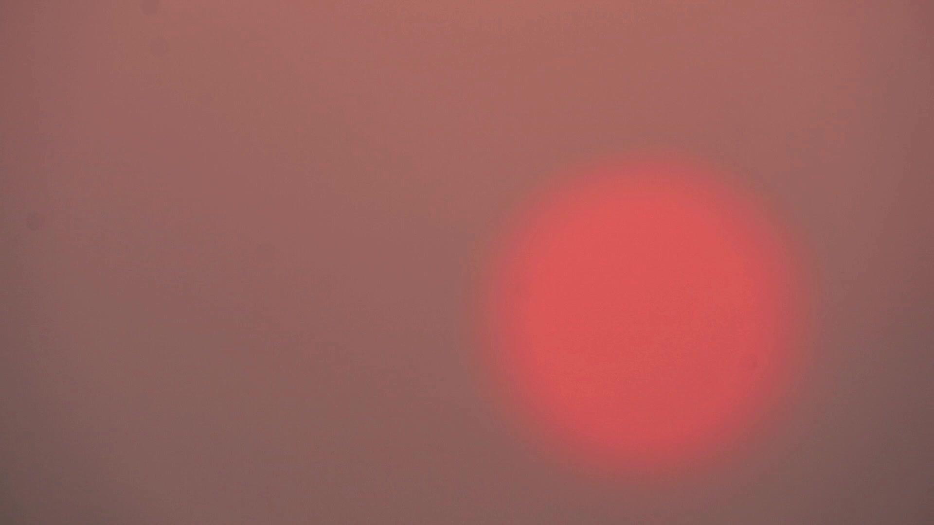 聚焦日落和聚焦模糊的红色天空背景视频的预览图