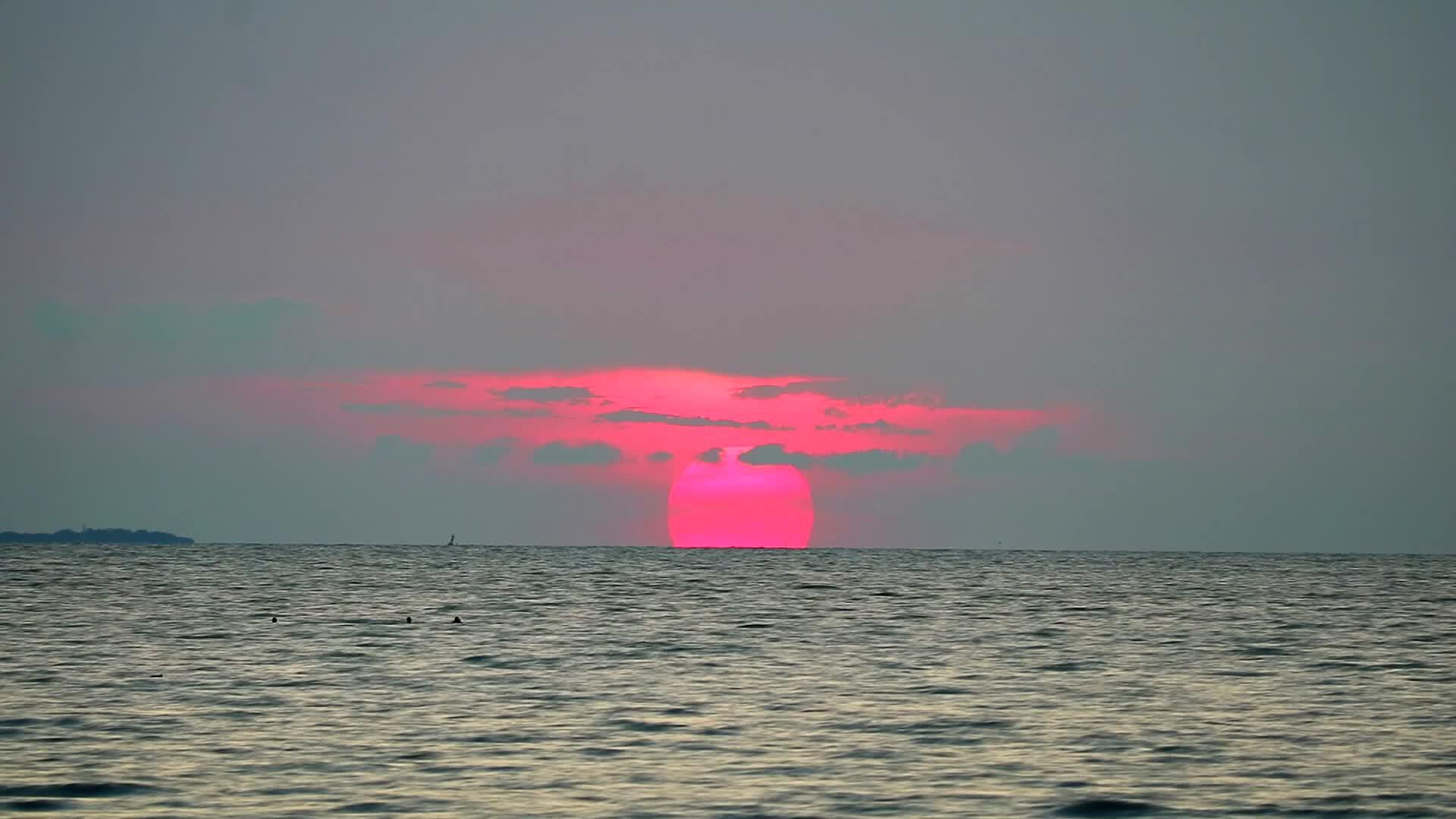 海上日落时间错误和硅云移动1视频的预览图