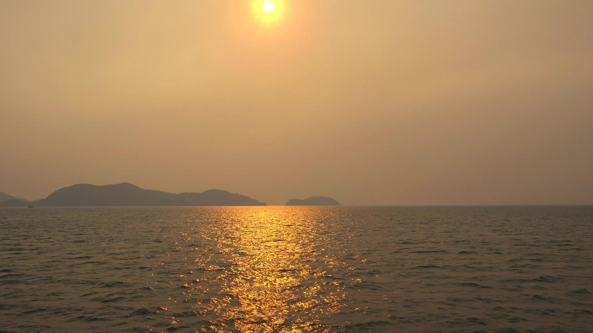 日落在一个有海景的岛屿上视频的预览图