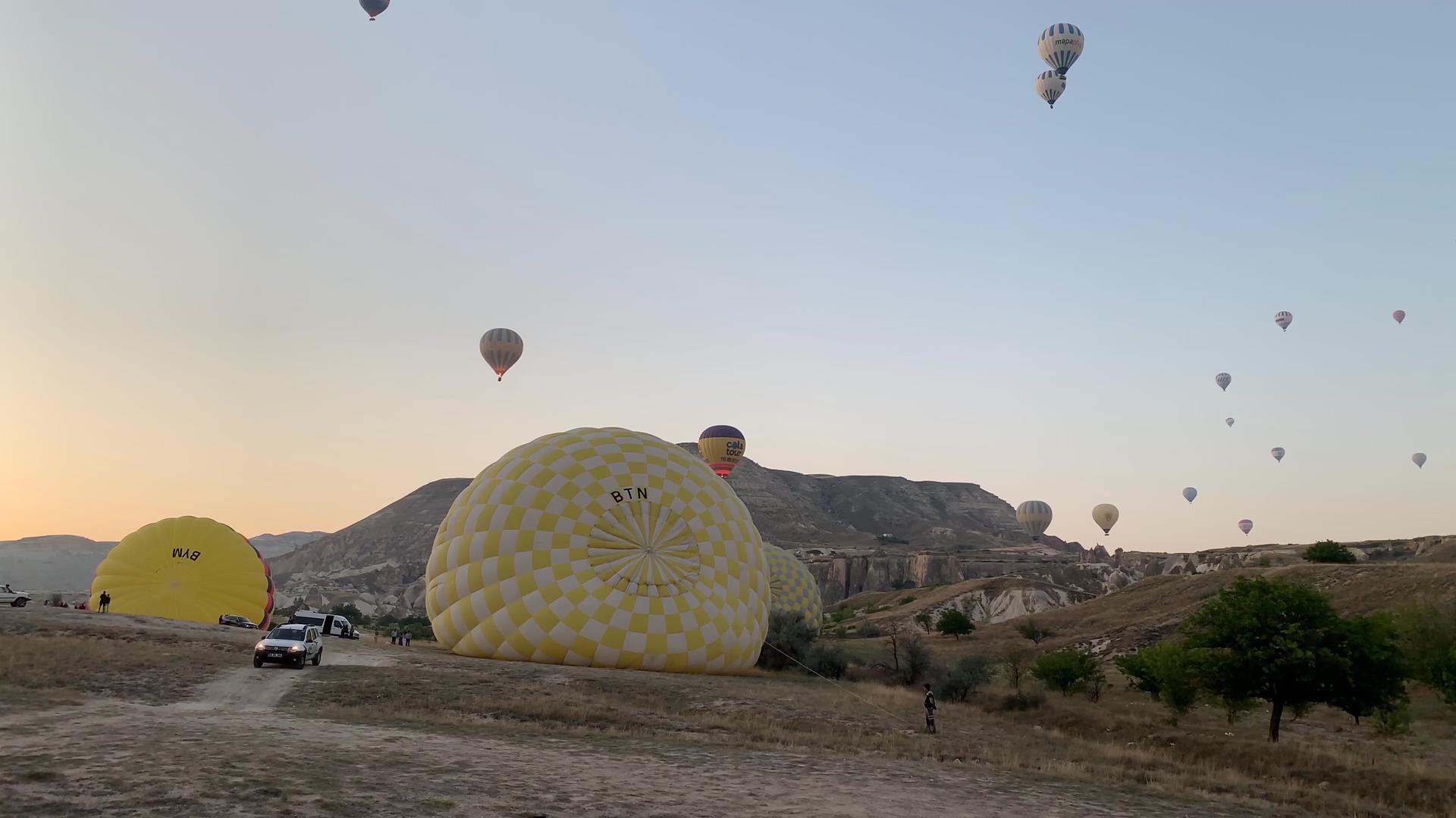 土耳其卡帕多奇亚热气球视频的预览图