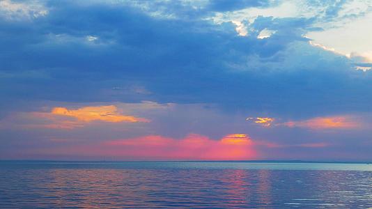 海中平静的日落视频的预览图