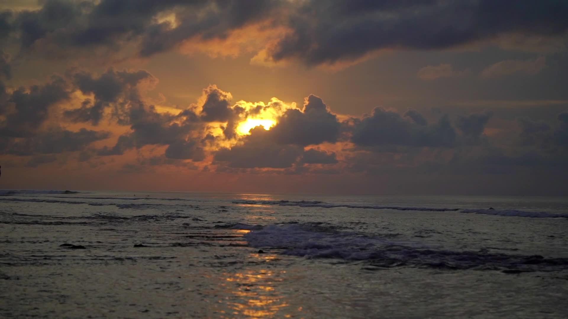 日落在海中视频的预览图