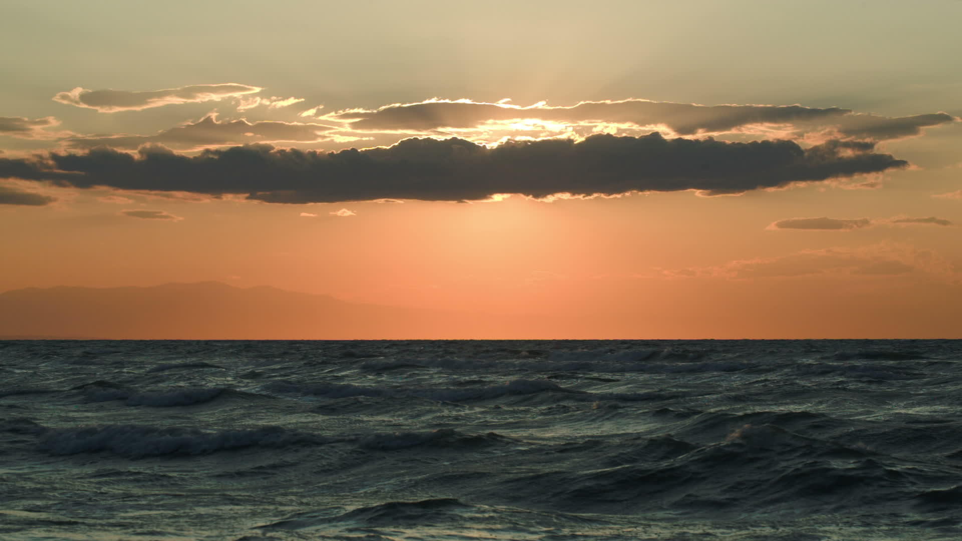 太阳笼罩在深海和黄昏的云雾中视频的预览图
