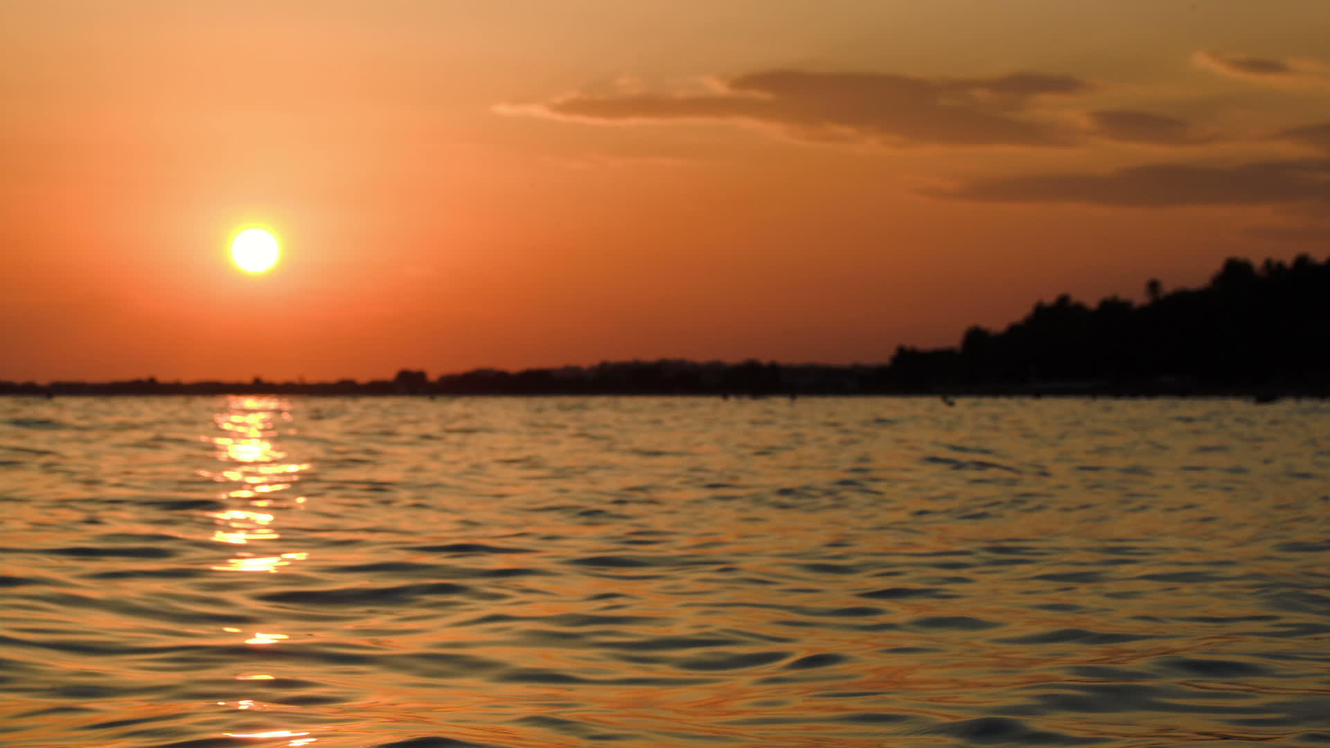 美丽的日落在大浪的海面上视频的预览图